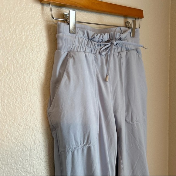 Lululemon Women’s Beyond the Studio High Rise Crop in Blue Linen, Size 2 - Picture 6 of 14